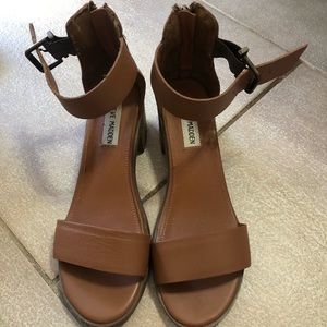 STEVE MADDEN HIGH HEEL/SANDAL 
SIZE 7.5
